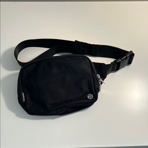 lululemon athletica Black Belt Bag - used 2 times perfect condition